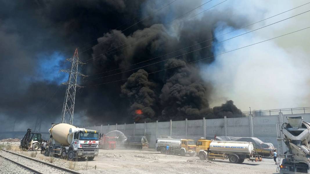 Aydın’da 5 gündür süren fabrika yangın kısmen kontrol altına alındı 33